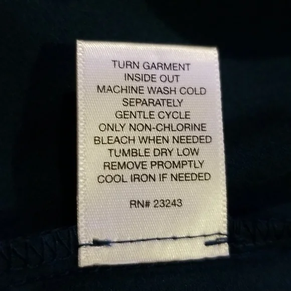 🌺NEW YORK & COMPANY V-neck- Roll-Sleeve Button-Down - Picture 12 of 12